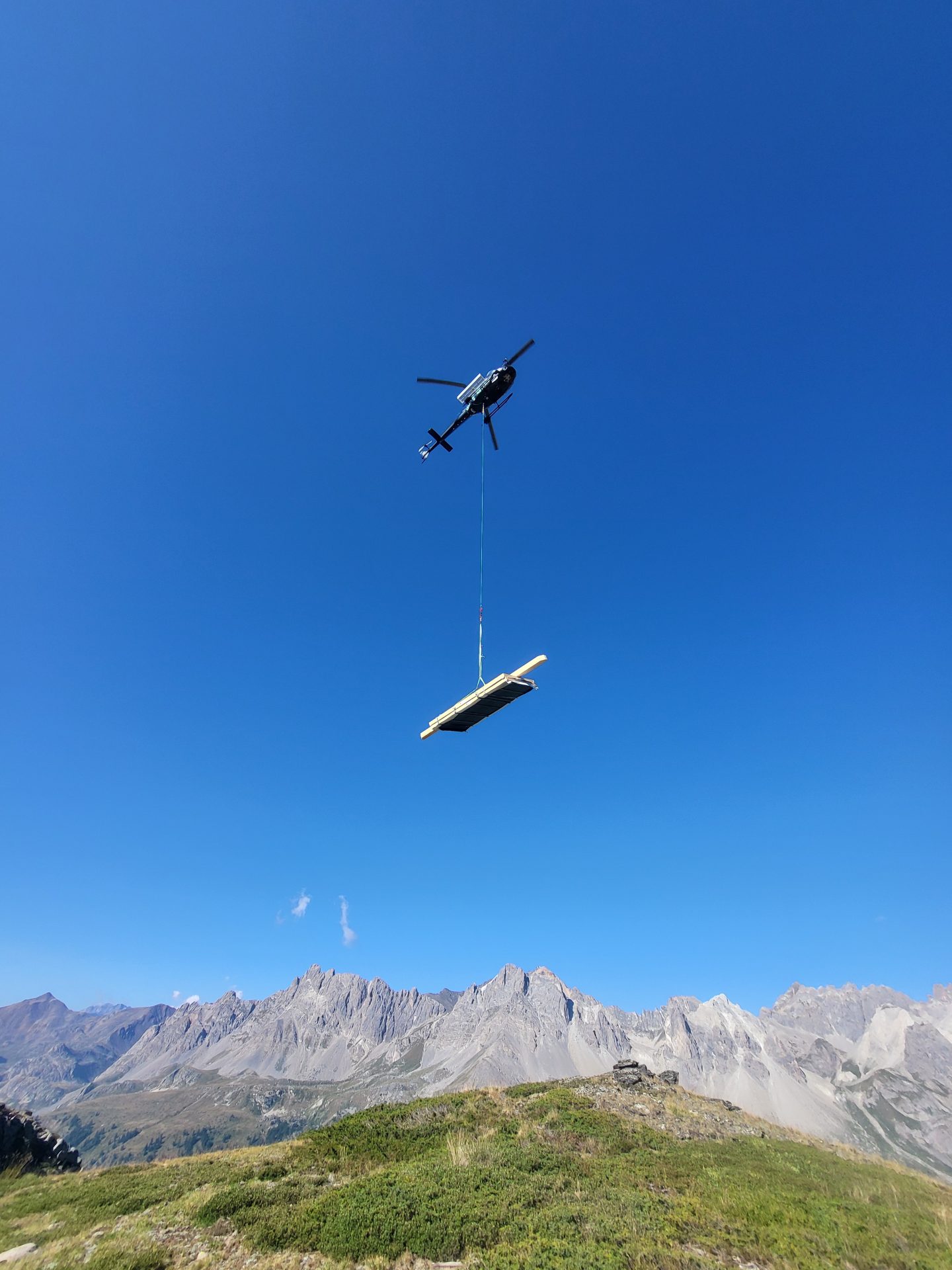 Cabane d’alpage en bois : un montage héliporté en une seule journée